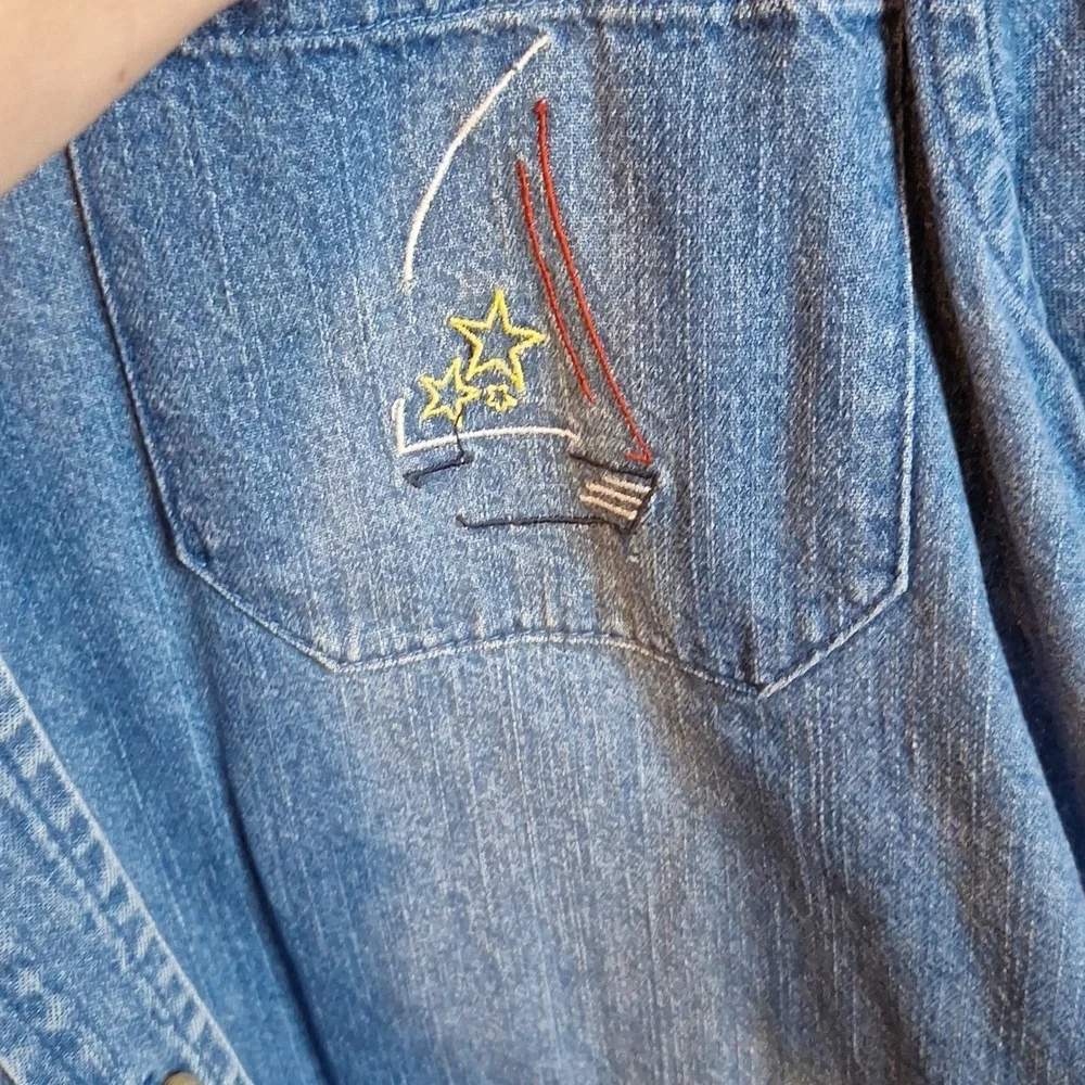 CHRISTOPHER AND BANKS BUTTON DOWN TOP SIZE LARGE EMBROIDERED 2002